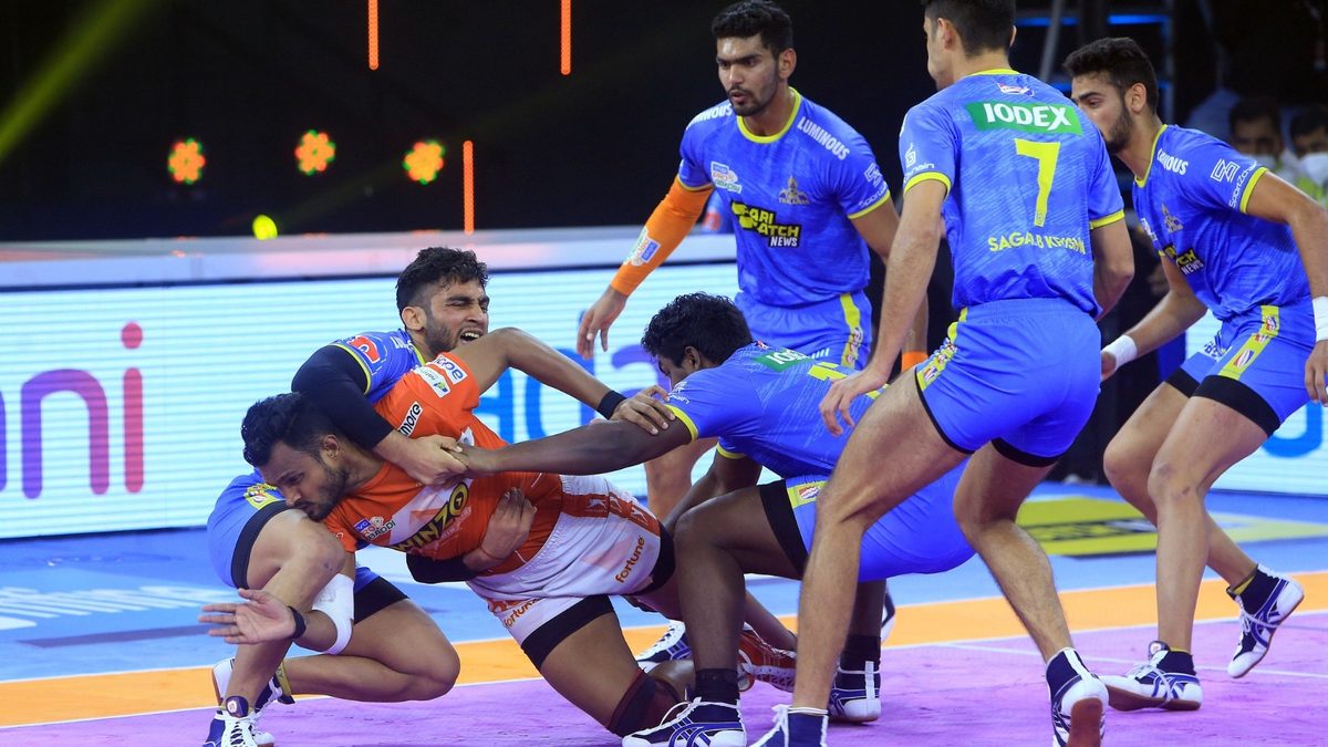 Mahendra Rajput of Gujarat Giants is stopped by the Tamil Thalaivas' defence in Match 129 of VIVO Pro Kabaddi League Season 8
