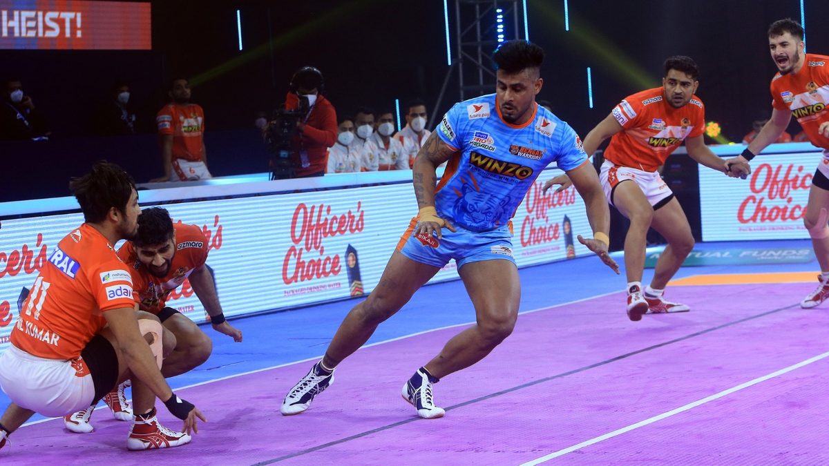 Maninder Singh of Bengal Warriors tries to get the bonus off the Gujarat Giants defense in Match 86 of VIVO Pro Kabaddi League Season 8