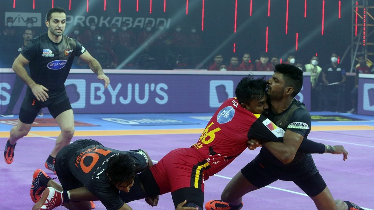 Chandran Ranjith of Bengaluru Bulls is stopped by the U Mumba defenders from completing his raid in Match 1 of VIVO Pro Kabaddi League Season 8