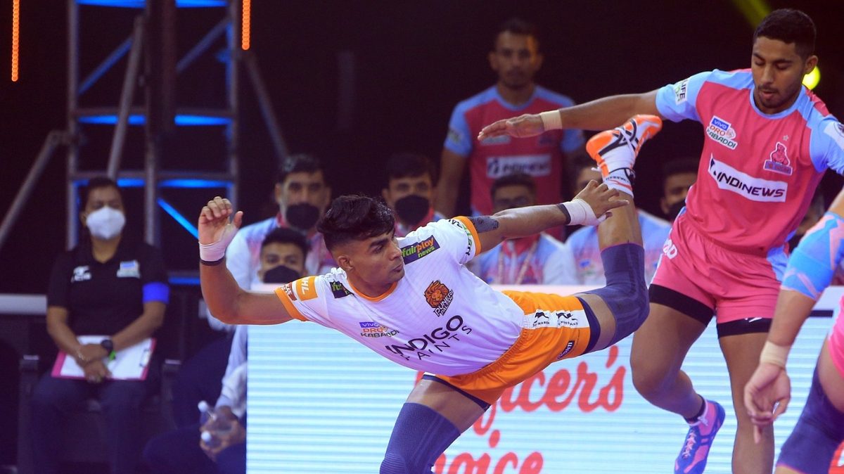 Aslam Inamdar of Puneri Paltan shows off his skills against Jaipur Pink Panthers in Match 130 of VIVO Pro Kabaddi League Season 8