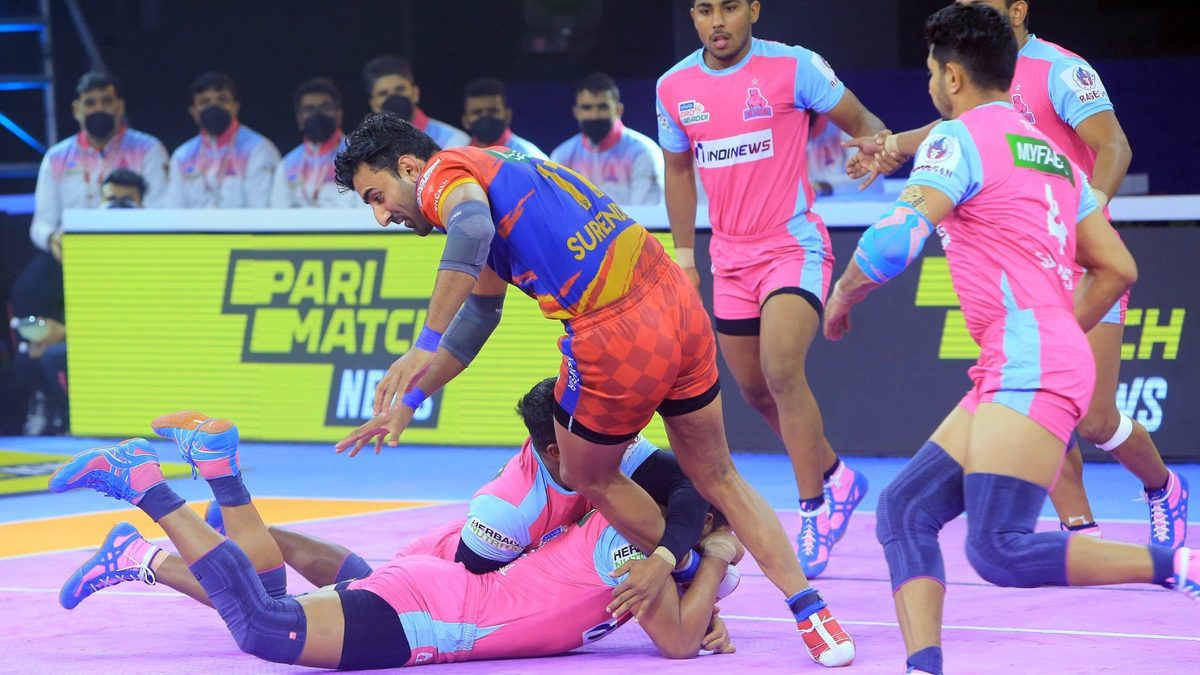 U.P. Yoddha's Surender Gill is blocked by the Jaipur Pink Panthers' defenders in Match 109 of VIVO Pro Kabaddi League Season 8