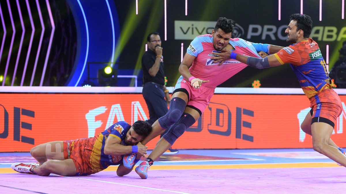 U.P. Yoddha's defenders wrestle Jaipur Pink Panthers' Arjun Deshwal in Match 109 of VIVO Pro Kabaddi League Season 8