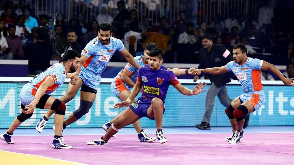 Naveen Kumar in action against Bengal Warriors in vivo Pro Kabaddi Season 7.