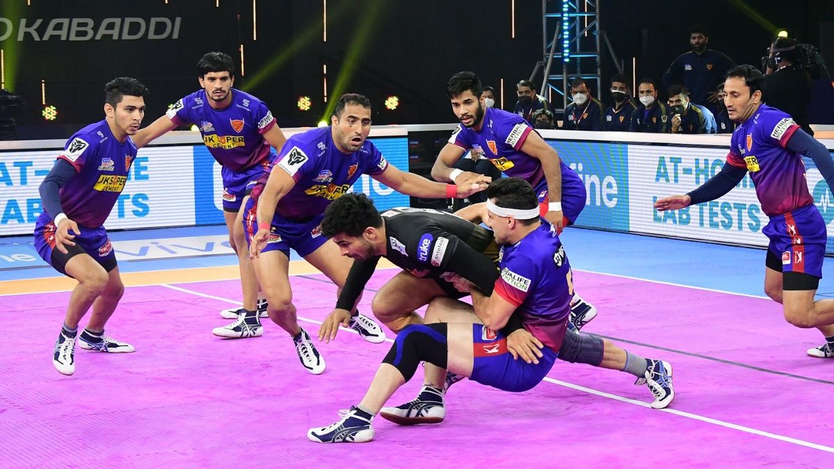 Ankit Beniwal of Telugu Titans is unable to get to the midline against Dabang Delhi K.C. in Match 128 of VIVO Pro Kabaddi League Season 8