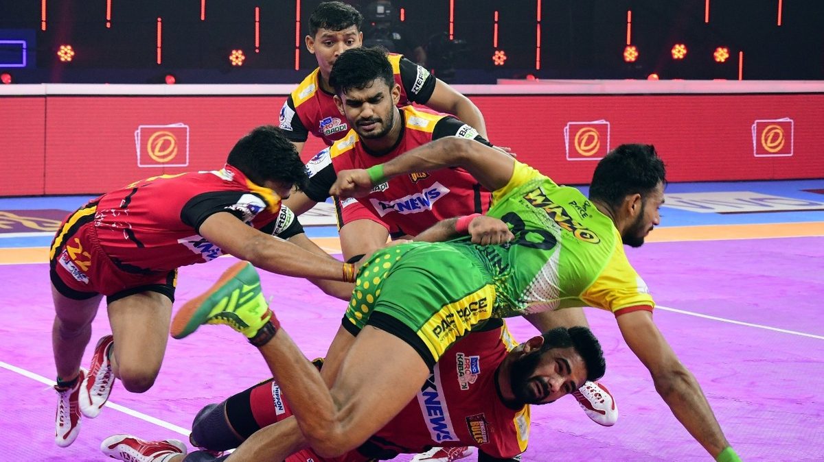 Sachin of Patna Pirates faces a crowded Bengaluru Bulls defense in Match 59 of VIVO Pro Kabaddi League Season 8