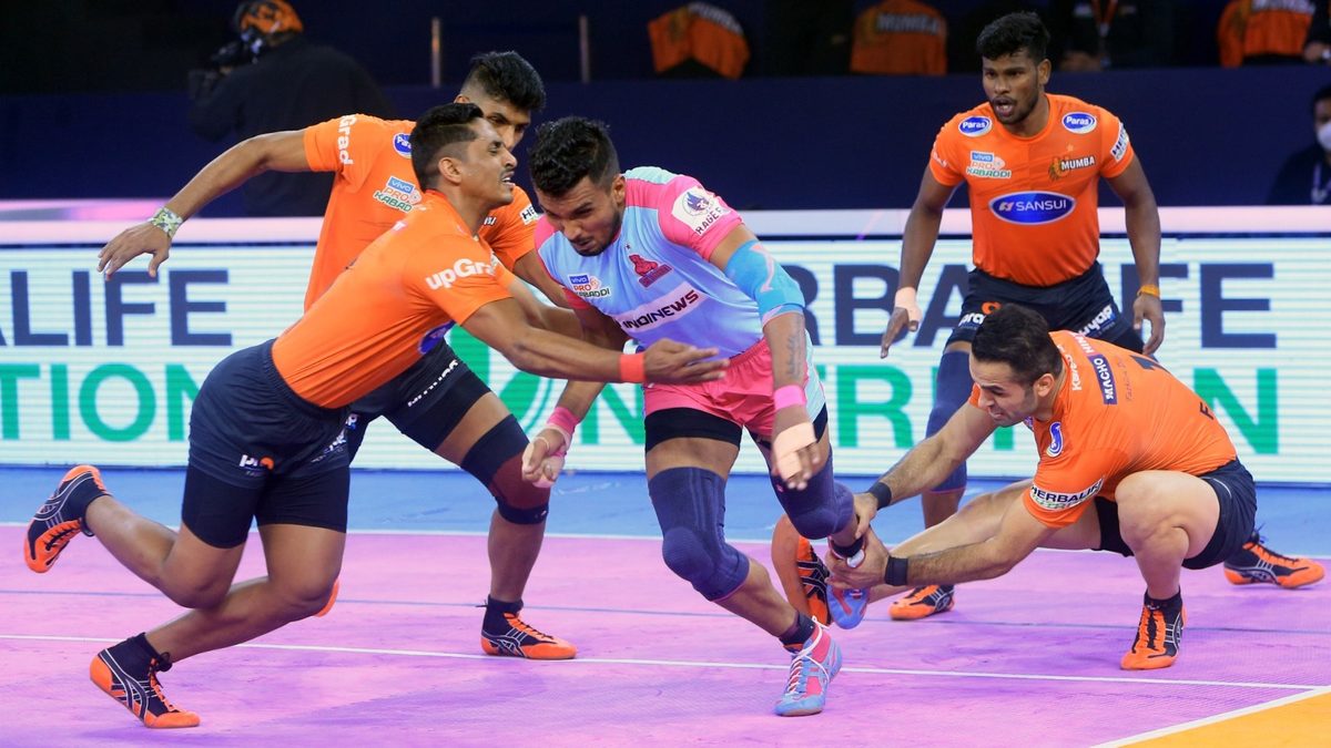 Fazel Atrachali of U Mumba grabs hold of Arjun Deshwal of Jaipur Pink Panthers in Match 119 of VIVO Pro Kabaddi League Season 8