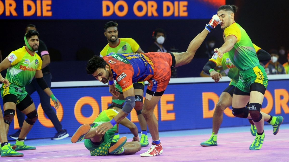 Surender Gill of U.P. Yoddhas puts his boot to the face of Mohammadreza Chiyaneh of Patna Pirates in Match 88 of VIVO Pro Kabaddi League Season 8