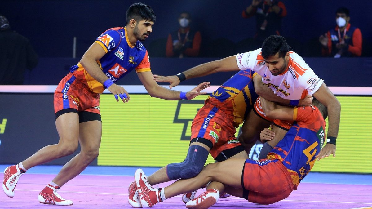 Rakesh of Gujarat Giants is blocked by the U.P. Yoddha defenders in Match 115 of VIVO Pro Kabaddi League Season 8