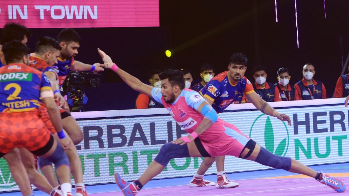Jaipur Pink Panthers' Arjun Deshwal goes full stretch to get a point against U.P. Yoddha in Match 109 of VIVO Pro Kabaddi League Season 8
