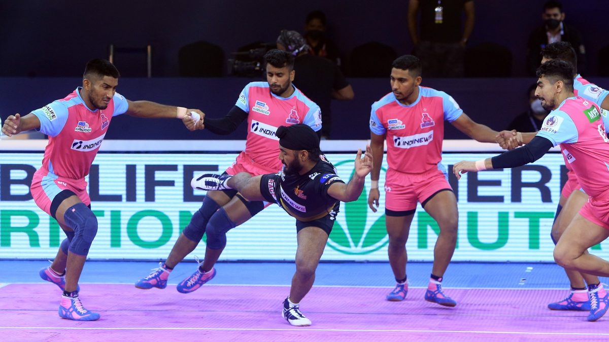 Surinder Singh of Telugu Titans tries a kick for a raid point against Jaipur Pink Panthers in Match 123 of VIVO Pro Kabaddi League Season 8