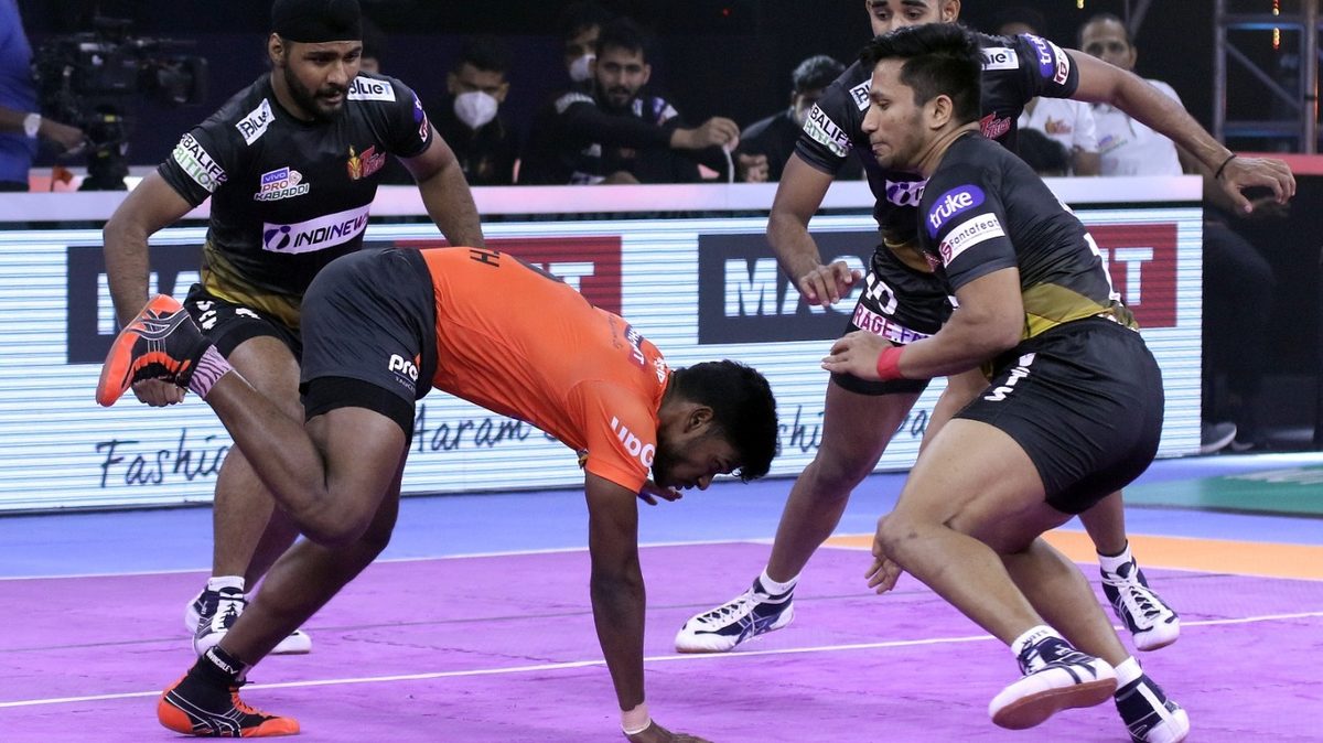 Ajith Kumar of U Mumba looks to get a point off the Telugu Titans’ defense in Match 41 of VIVO Pro Kabaddi League Season 8.