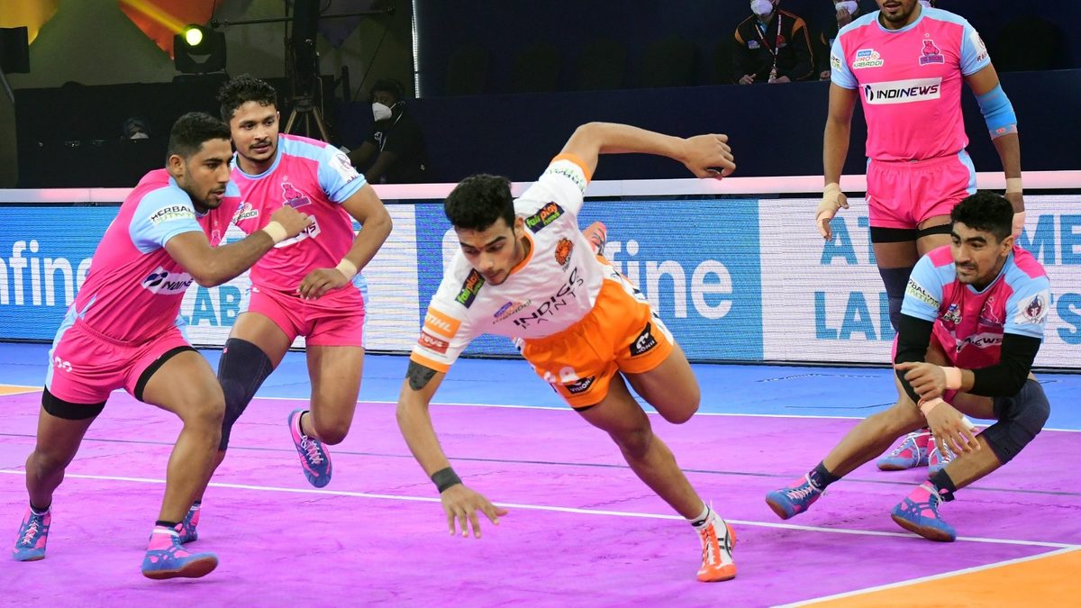 Mohit Goyat of Puneri Paltan runs for the midline against Jaipur Pink Panthers in Match 130 of VIVO Pro Kabaddi League Season 8