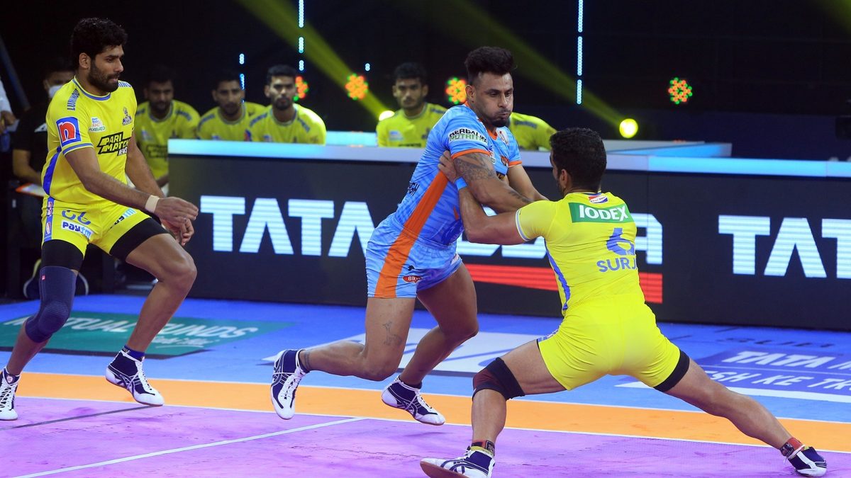 Maninder Singh of Bengal Warriors tries to get past Surjeet Singh of Tamil Thalaivas in Match 122 of VIVO Pro Kabaddi League Season 8