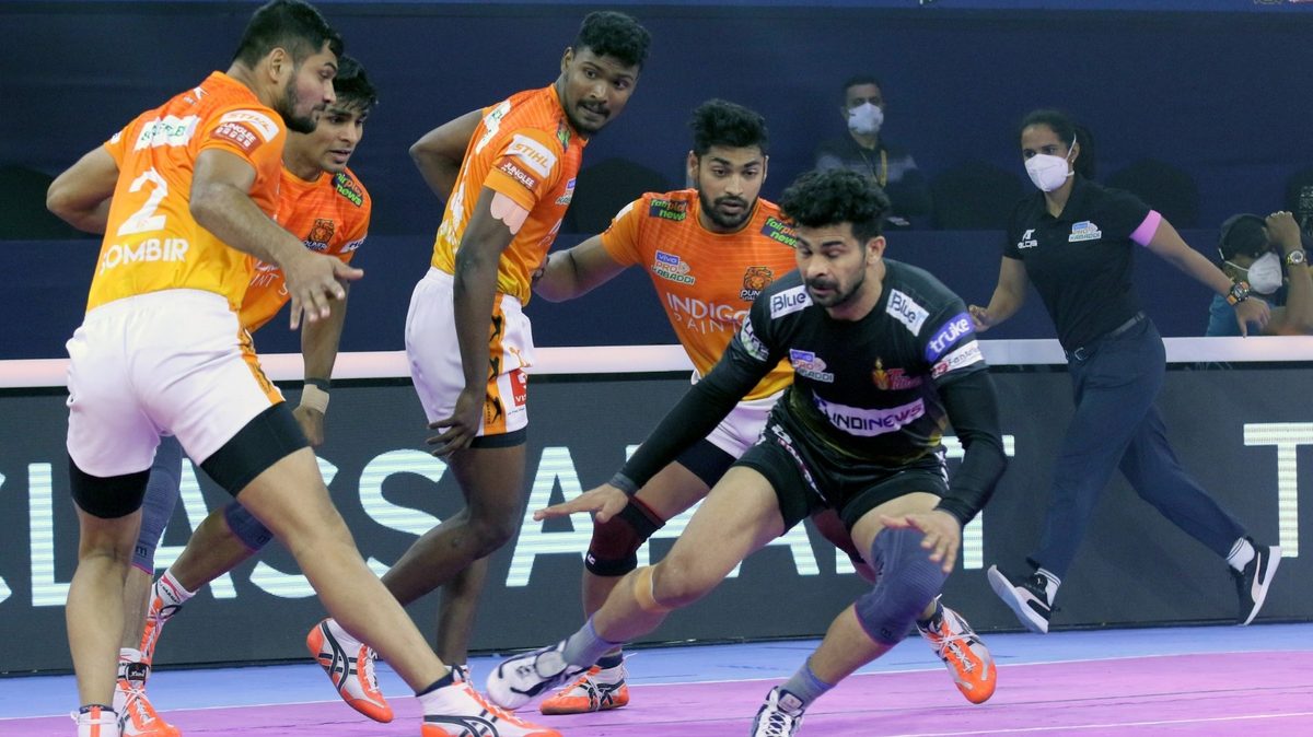 Ankit Beniwal of Telugu Titans looks for the bonus against Puneri Paltan in Match 112 of VIVO Pro Kabaddi League Season 8
