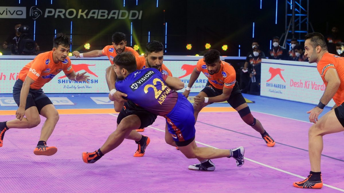 Ashish Sangwan of U Mumba stops Ashu Malik of Dabang Delhi K.C. in Match 85 of VIVO Pro Kabaddi League Season 8