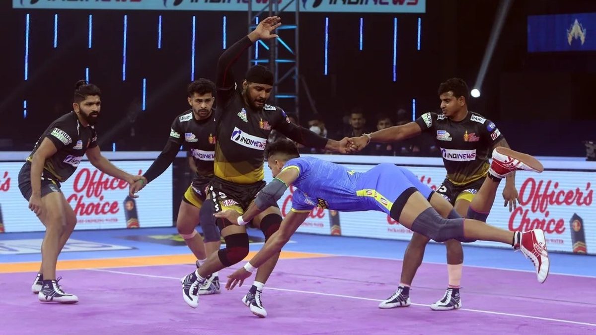 Manjeet of Tamil Thalaivas jumps for a point against Telugu Titans in Match 2 of VIVO Pro Kabaddi League Season 8