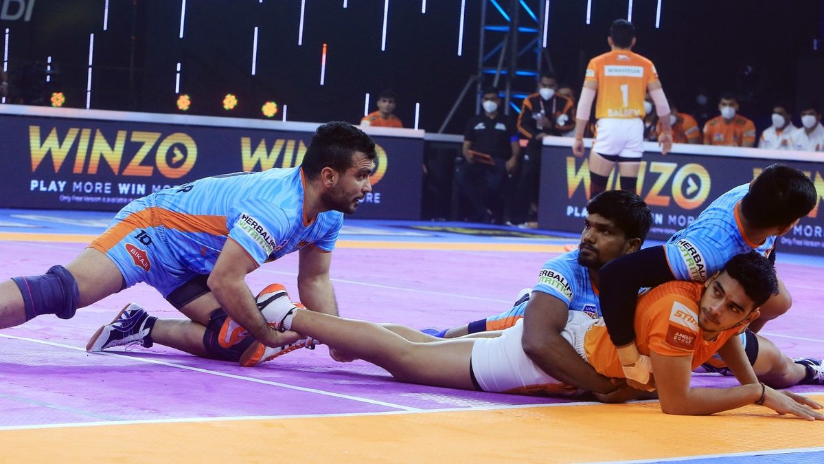 Mohit Goyat of Puneri Paltan is pounced upon by the Bengal Warriors’ defense in Match 43 of VIVO Pro Kabaddi League Season 8.