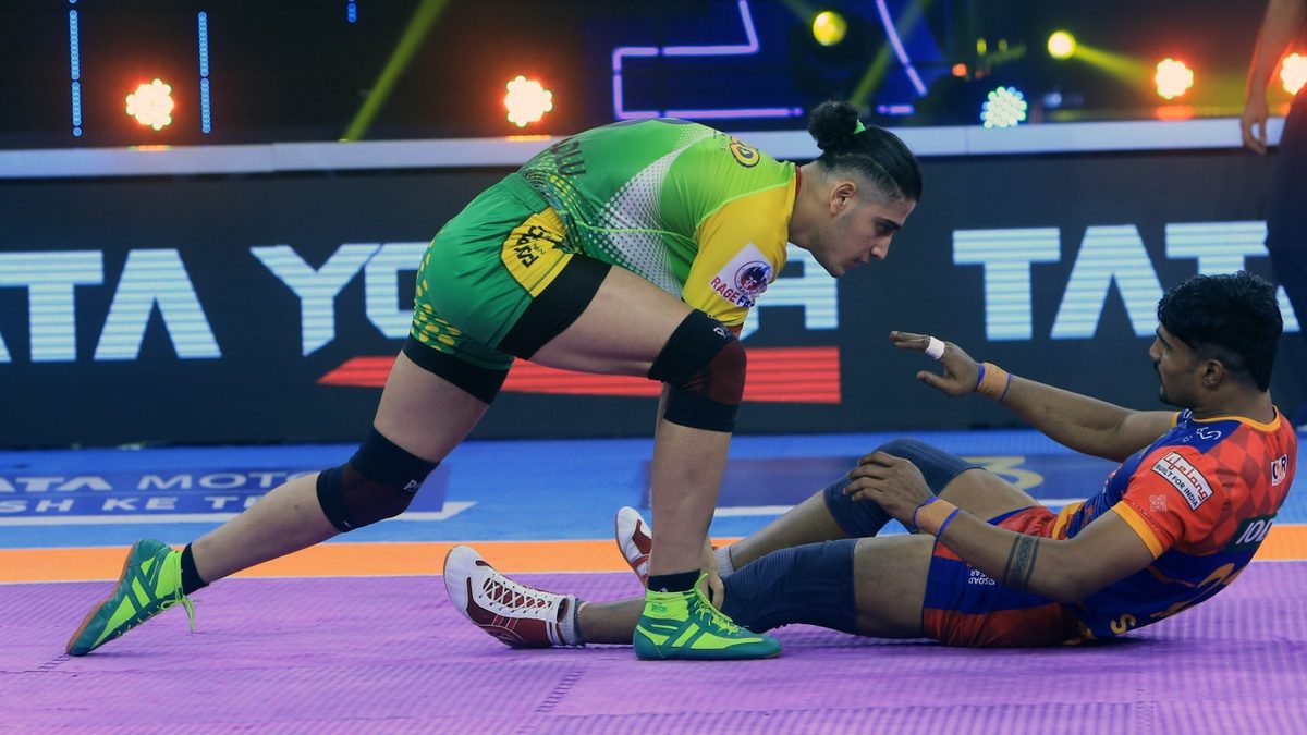 Mohammadreza Chiyaneh of Patna Pirates stares down with Shrikant Jadhav of U.P. Yoddhas in Match 88 of VIVO Pro Kabaddi League Season 8