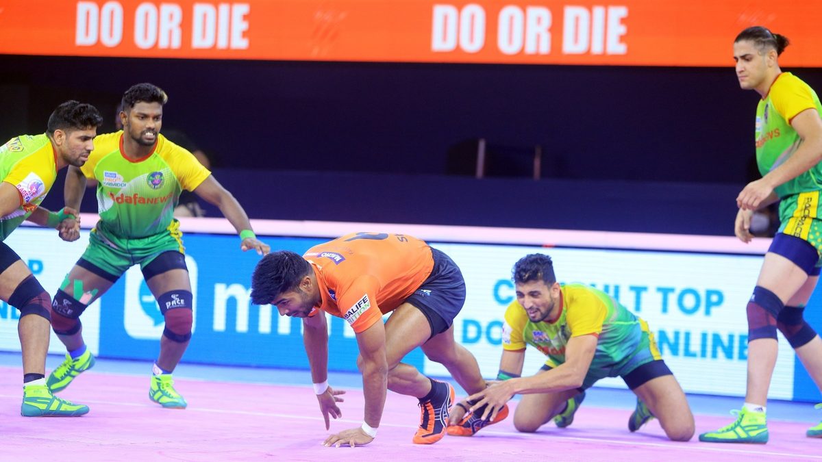 Shivam of U Mumba looks to get away from the Patna Pirates' defence in Match 103 of VIVO Pro Kabaddi League Season 8