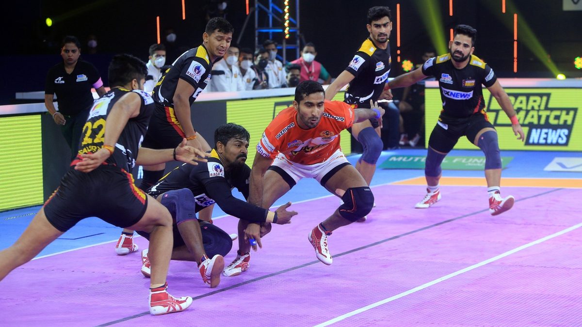 Chandran Ranjit of Bengaluru Bulls tries to grab hold of Rakesh of Gujarat Giants in Match 54 of VIVO Pro Kabaddi League Season 8.