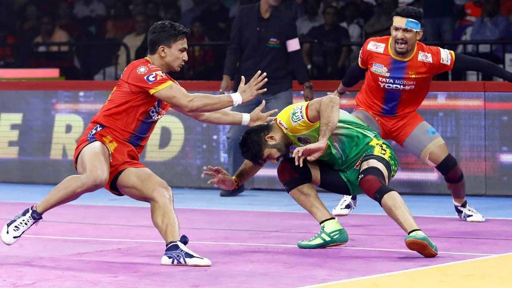 Pardeep Narwal executes the Dubki against U.P. Yoddha defenders.