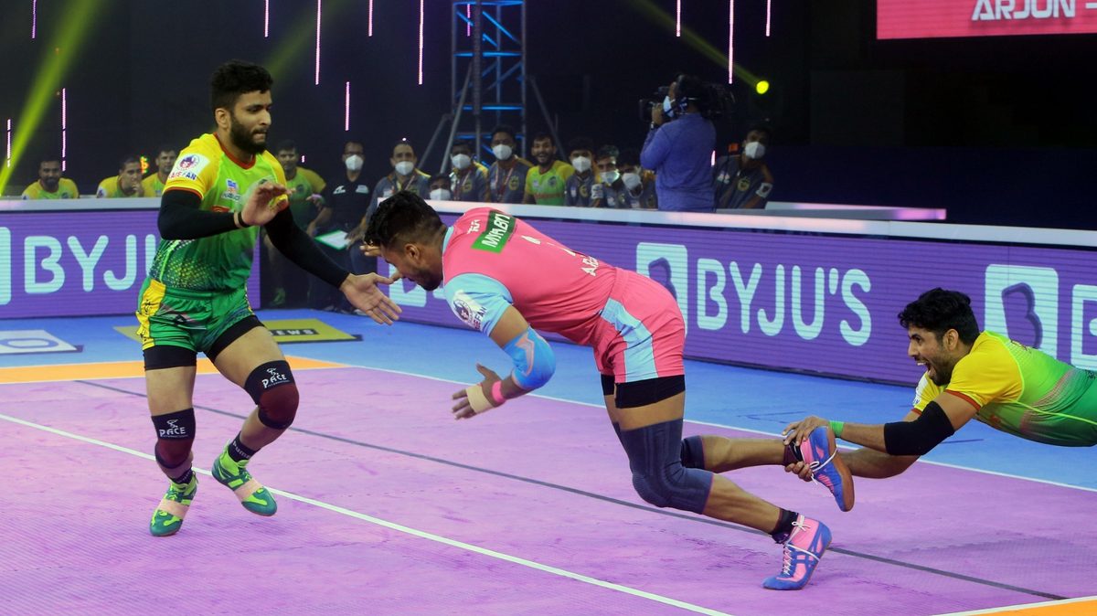 Neeraj Kumar of Patna Pirates tries to stop Arjun Deshwal of Jaipur Pink Panthers in Match 82 of VIVO Pro Kabaddi League Season 8