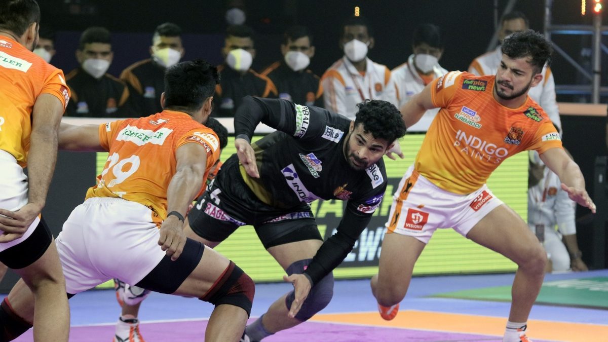 Ankit Beniwal of Telugu Titans looks for a point against Puneri Paltan in Match 112 of VIVO Pro Kabaddi League Season 8