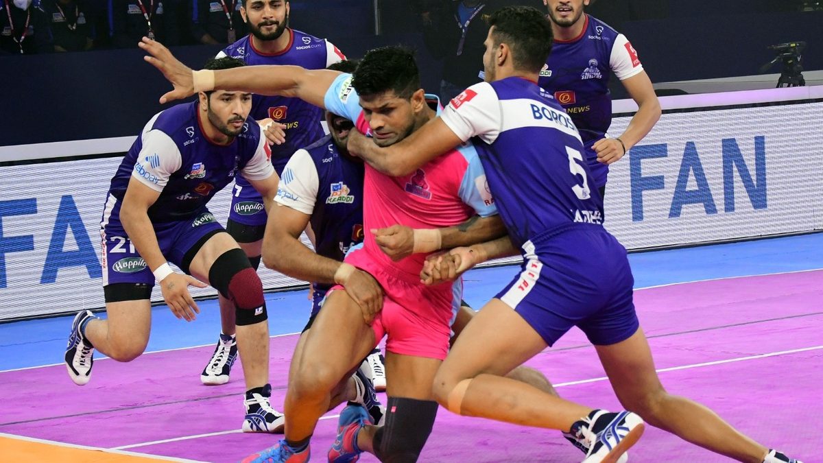 Jaideep of Haryana Steelers blocks Deepak Hooda of Jaipur Pink Panthers in Match 12 of VIVO Pro Kabaddi League Season 8
