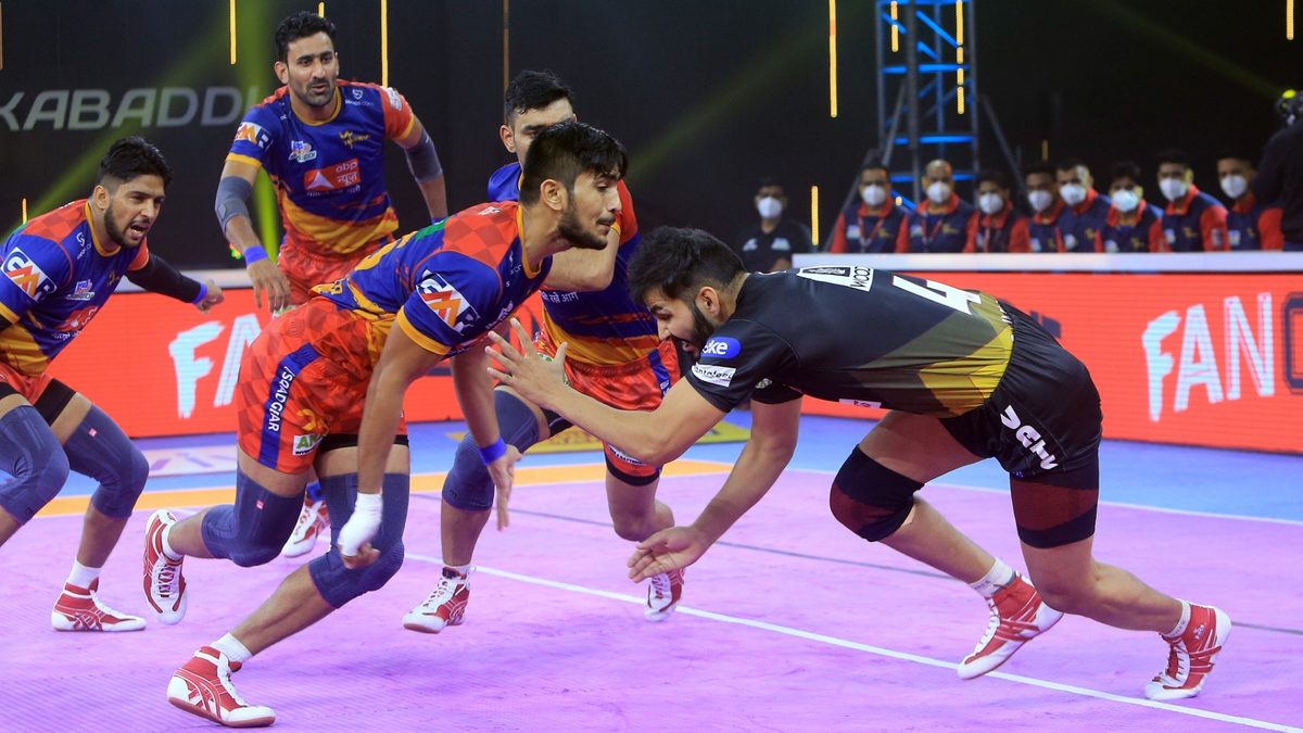 Rajnish of Telugu Titans tries to get away from the U.P. Yoddha's defense in Match 96 of VIVO Pro Kabaddi League Season 8