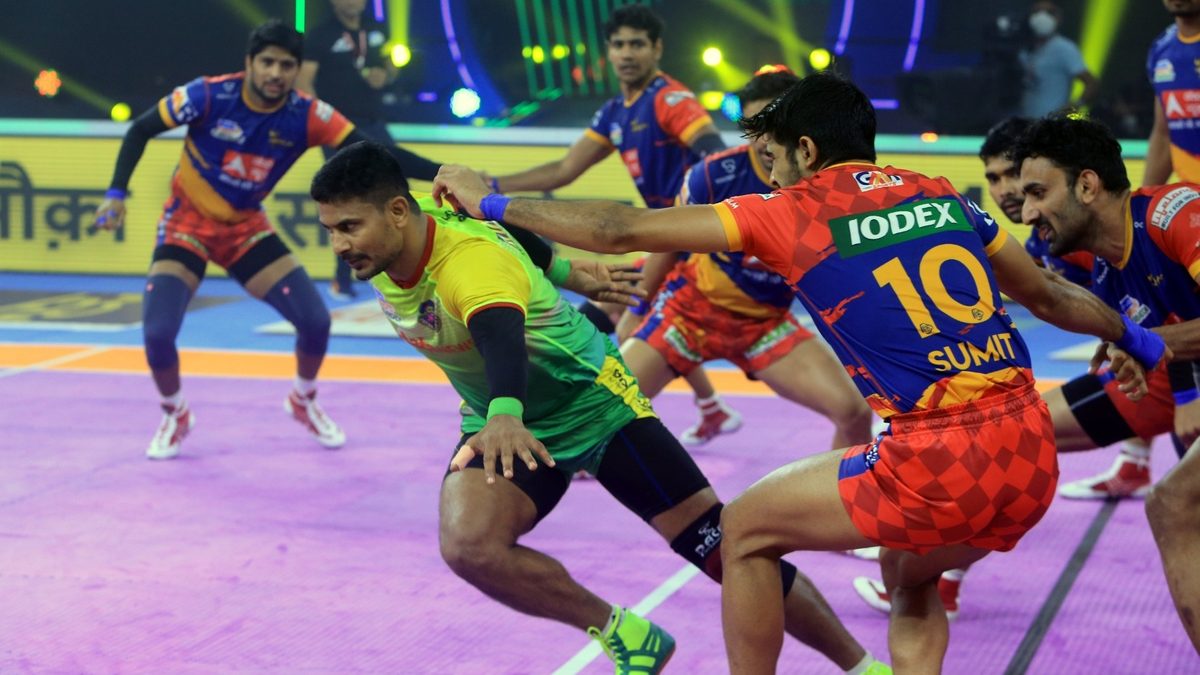 Prashant Kumar of Patna Pirates looks to run away from Sumit of U.P. Yoddhas in Match 88 of VIVO Pro Kabaddi League Season 8