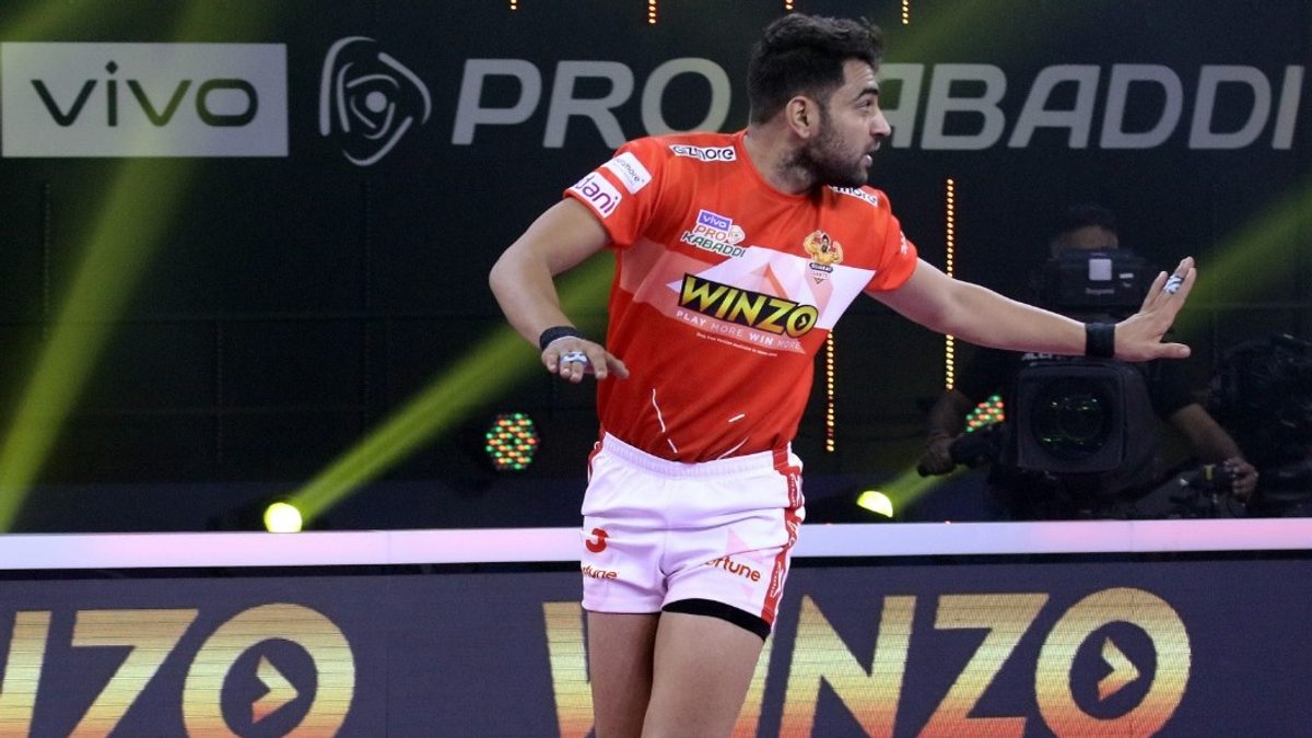 Ajay Kumar of Gujarat Giants comes back after scoring a raid point against the Bengal Warriors in Match 86 of VIVO Pro Kabaddi League Season 8