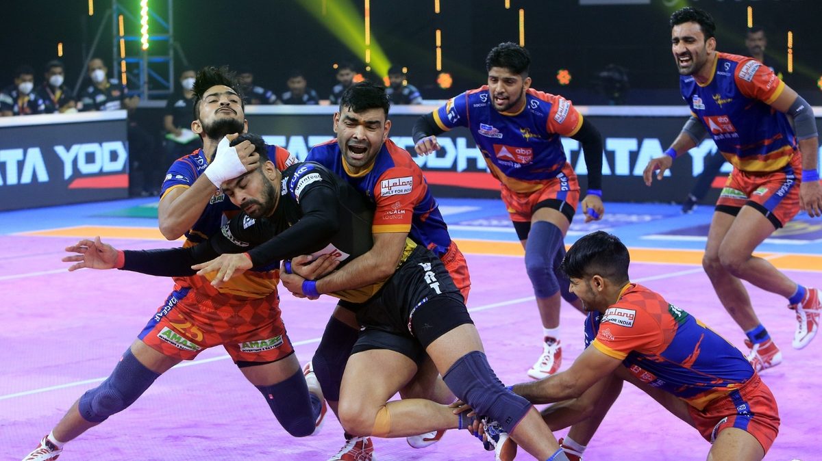Ankit Beniwal of Telugu Titans meets a crowd of U.P. Yoddha defenders in Match 96 of VIVO Pro Kabaddi League Season 8