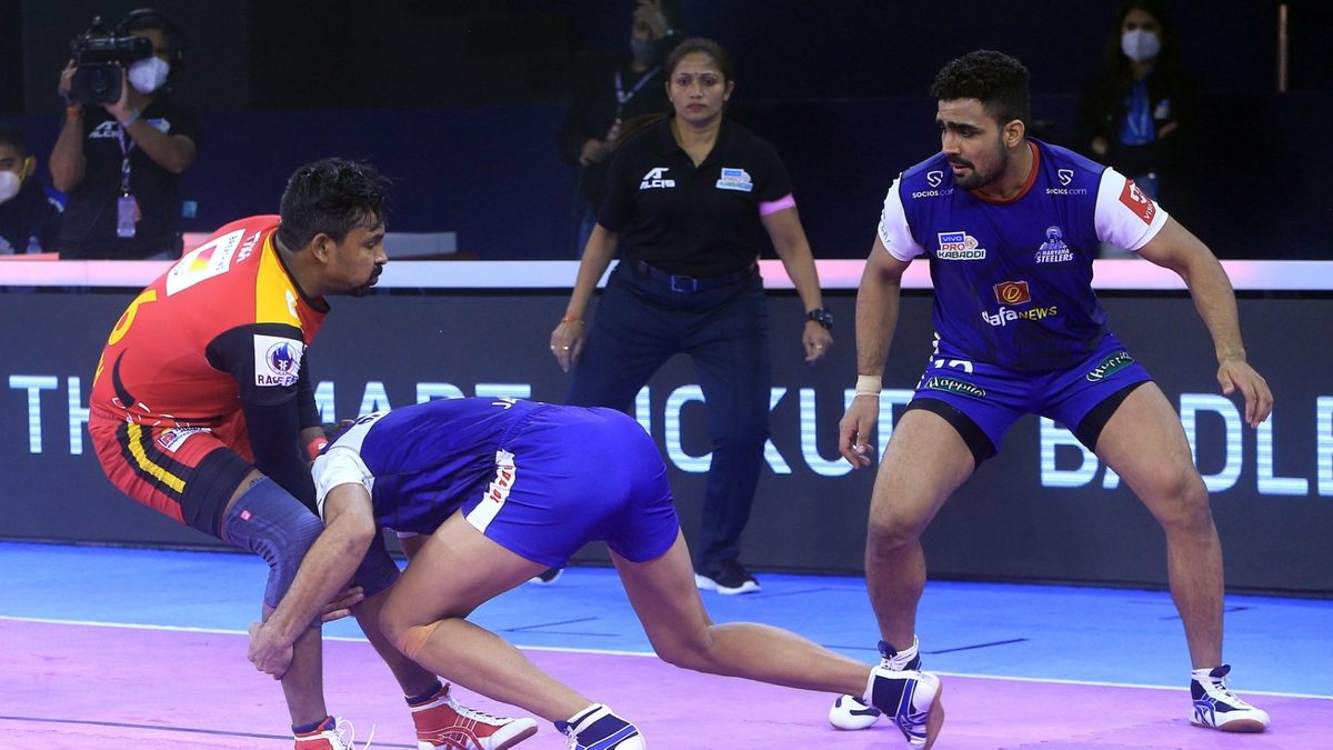 Haryana Steelers' Jaideep tackles Bengaluru Bulls' Chandran Ranjith in Match 22 of VIVO Pro Kabaddi League Season 8
