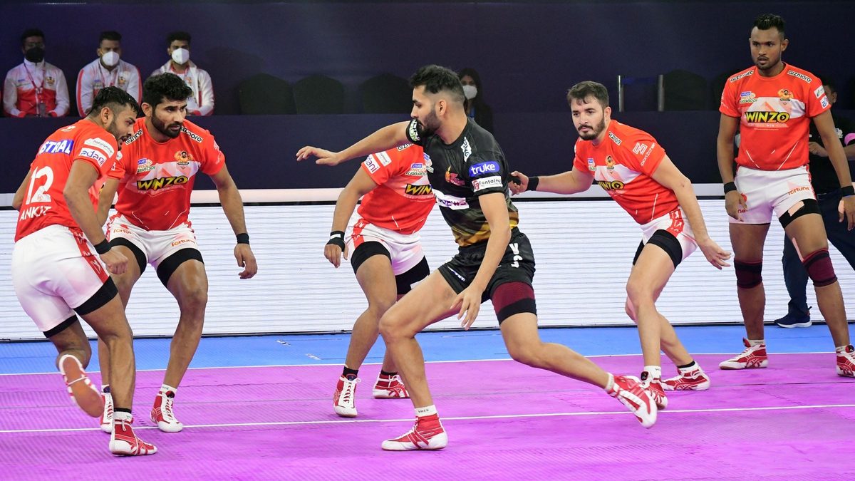 Rajnish of Telugu Titans looks for a point against the Gujarat Giants’ defense in Match 48 of VIVO Pro Kabaddi League Season 8.