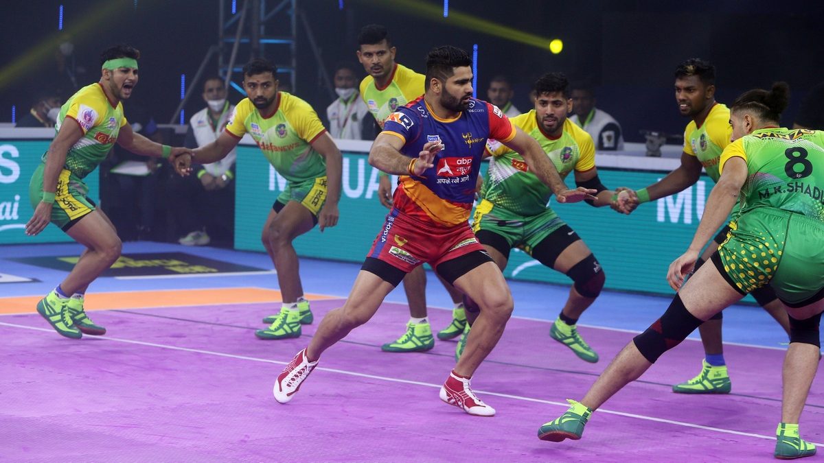 Pardeep Narwal of U.P. Yoddha looks for a point against Patna Pirates in Match 10 of VIVO Pro Kabaddi League Season 8