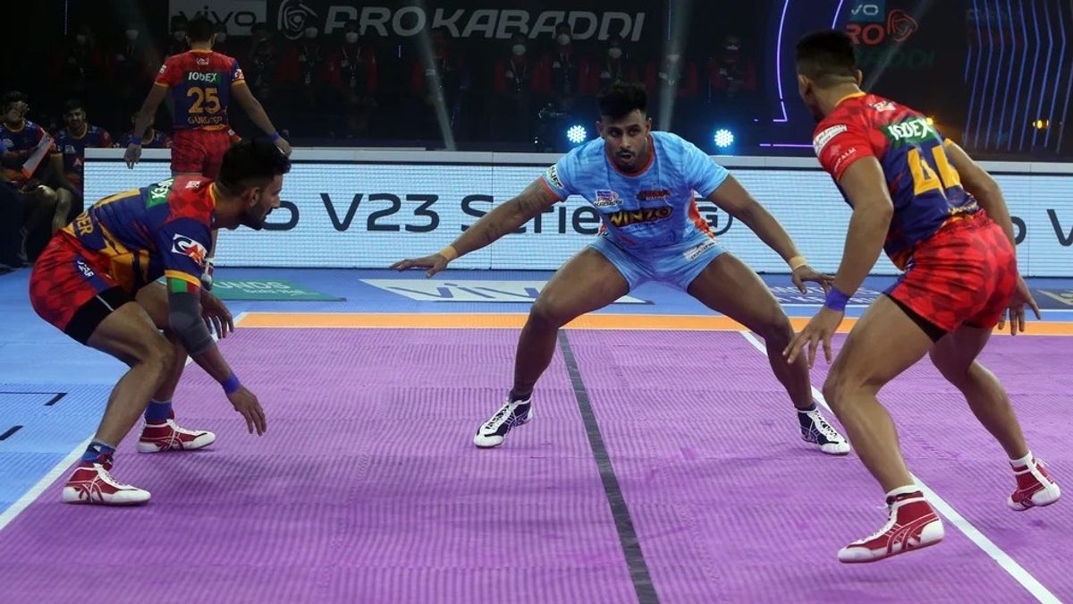 Maninder Singh of Bengal Warriors goes head to head against the U.P. Yoddha defenders in Match 3 of VIVO Pro Kabaddi League Season 8