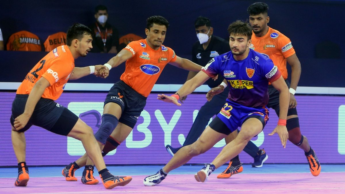 Ashu Malik of Dabang Delhi K.C. tries to tame the U Mumba defense in Match 85 of VIVO Pro Kabaddi League Season 8