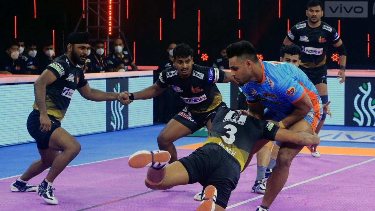 Maninder Singh of Bengal Warriors faces a tackle from the Telugu Titans' defender in Match 101 of VIVO Pro Kabaddi League Season 8
