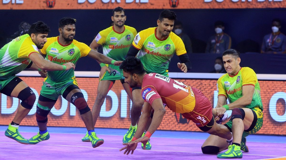 Adarsh T of Telugu Titans is held back by Mohammadreza Chiyaneh of Patna Pirates in Match 116 of VIVO Pro Kabaddi League Season 8