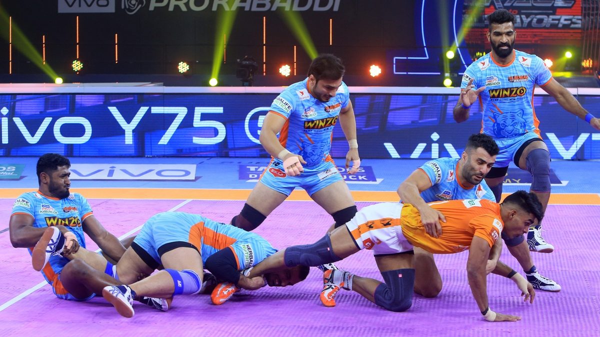 Aslam Inamdar of Puneri Paltan tries to get away from a crowded Bengal Warriors' defence in Match 127 of VIVO Pro Kabaddi League Season 8