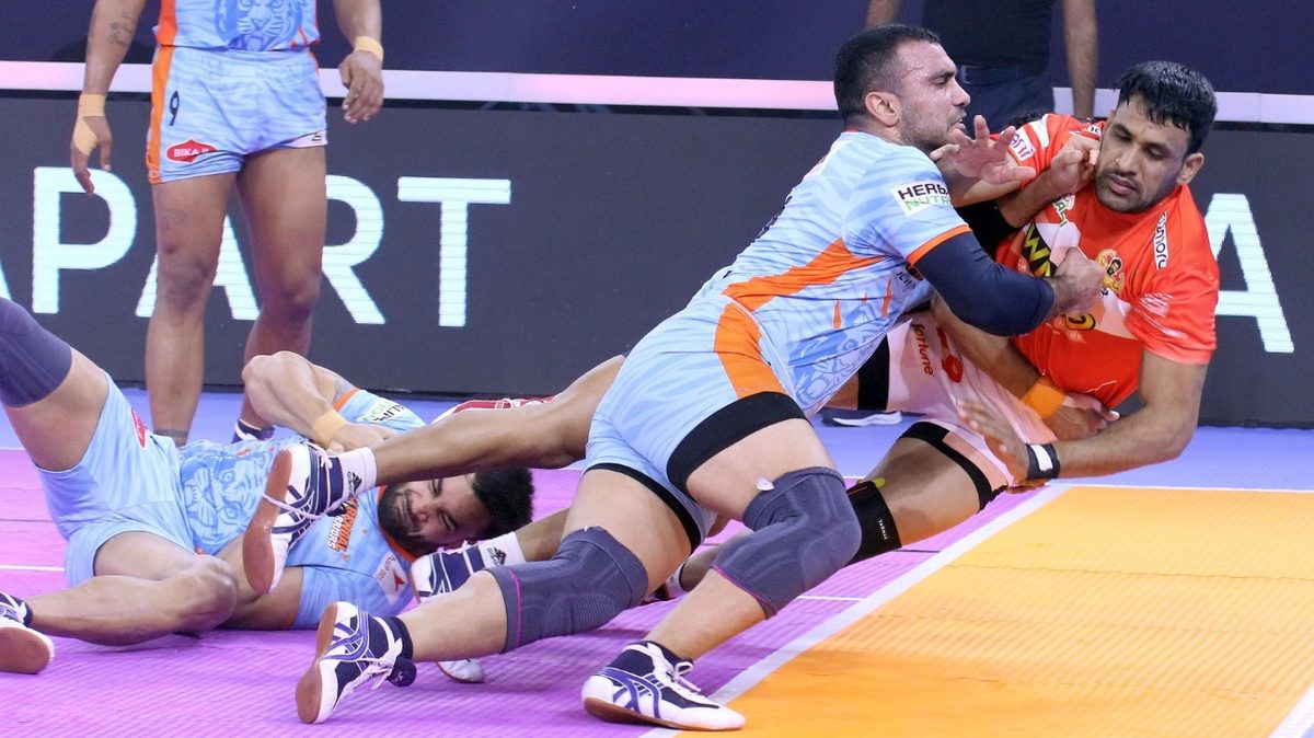 Pardeep Kumar of Gujarat Giants is taken out by Abozar Mighani of Bengal Warriors in Match 86 of VIVO Pro Kabaddi League Season 8