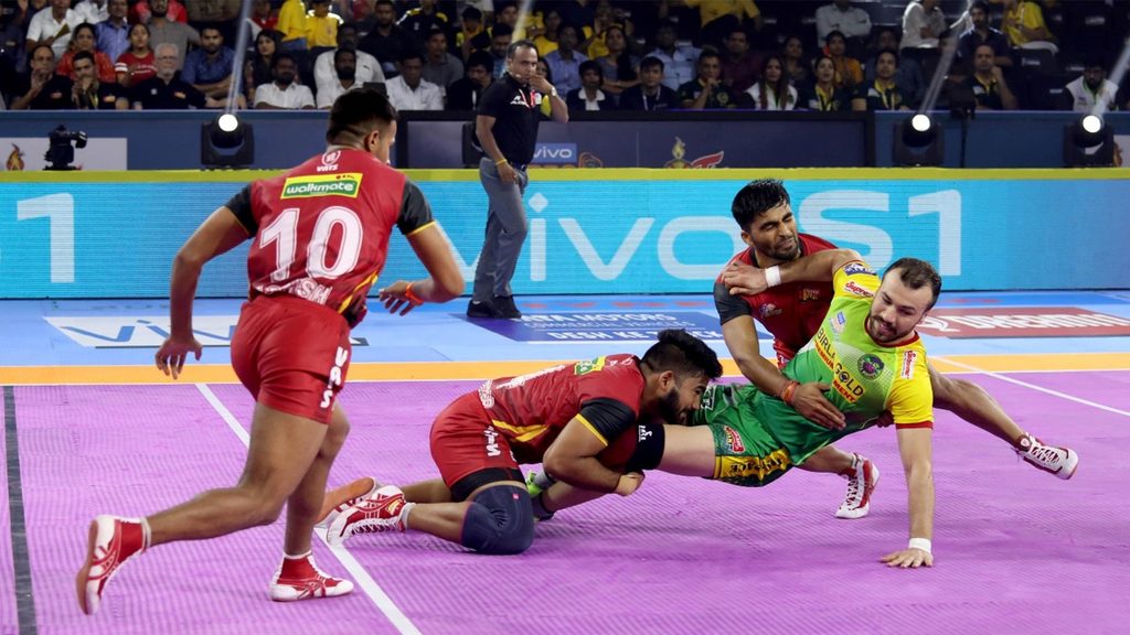 Bengaluru Bulls’ defence executing a Super Tackle against Patna Pirates.