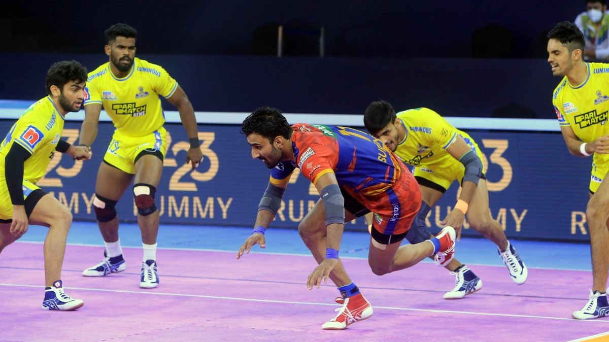 Surender Gill of U.P. Yoddha looks to get away with a point against Tamil Thalaivas in Match 104 of VIVO Pro Kabaddi League Season 8