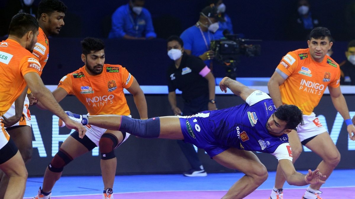 Haryana Steelers' Ashish tries a full stretch attempt against the Puneri Paltan's defenders in Match 108 of VIVO Pro Kabaddi League Season 8