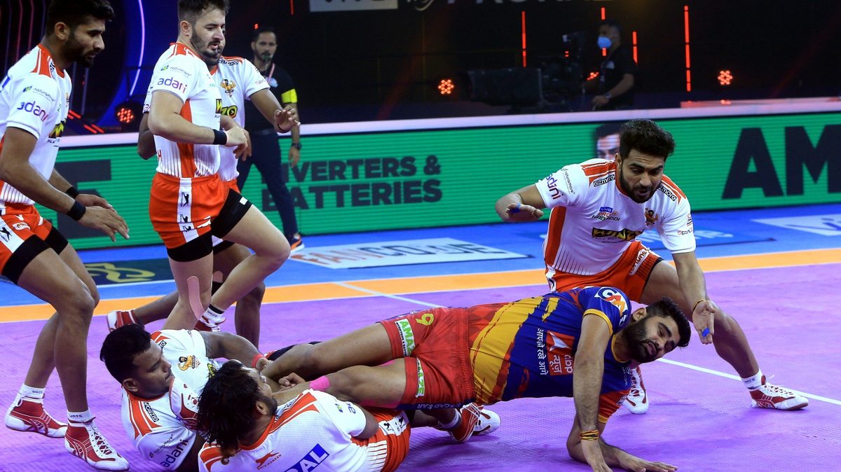 Pardeep Narwal of U.P. Yoddha meets a crowded Gujarat Giants' defence in Match 20 of VIVO Pro Kabaddi League Season 8