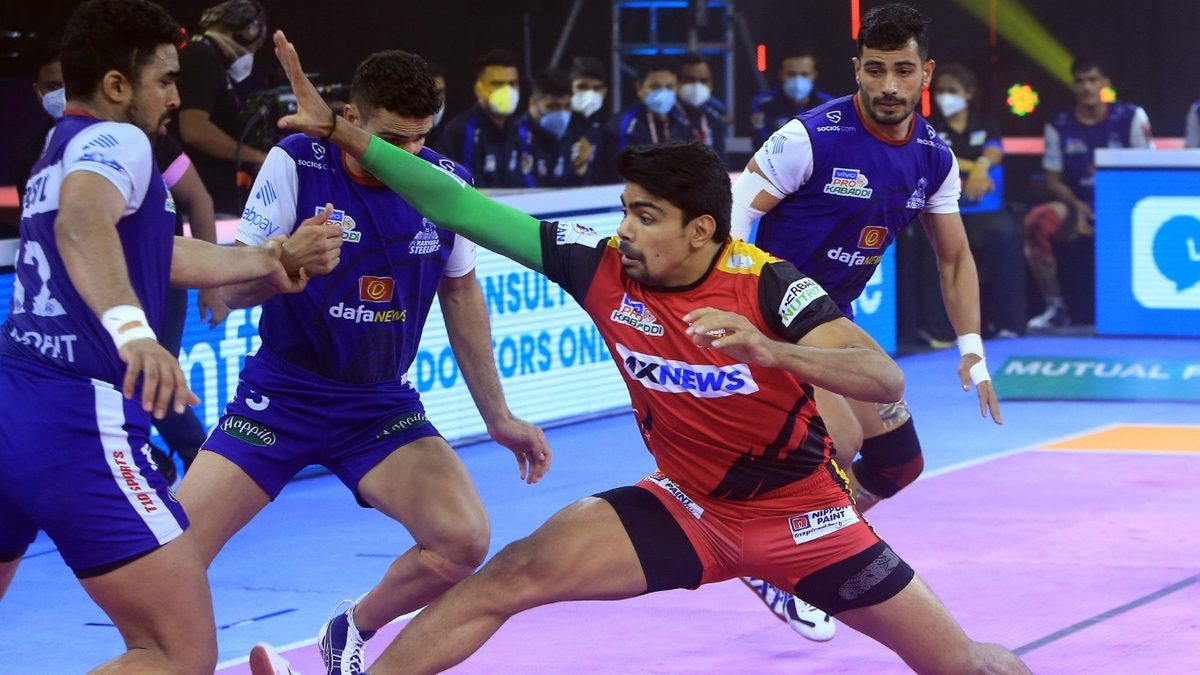 Pawan Sehrawat of Bengaluru Bulls goes full stretch to get a point off Mohit in Match 125 of VIVO Pro Kabaddi League Season 8