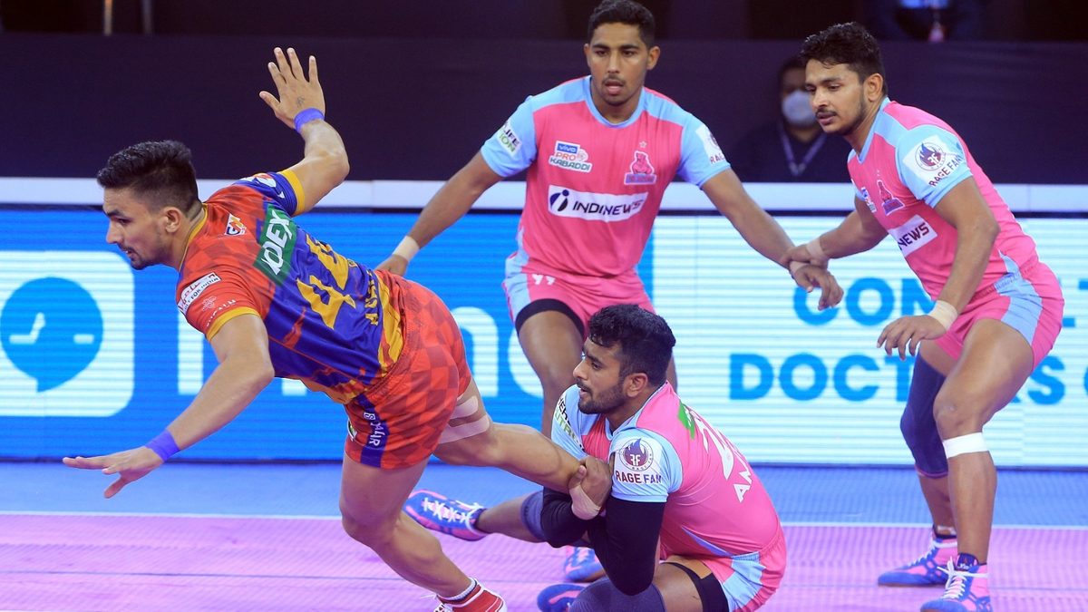 U.P. Yoddha's Ashu Singh tries to escape from Jaipur Pink Panthers' defenders in Match 109 of VIVO Pro Kabaddi League Season 8
