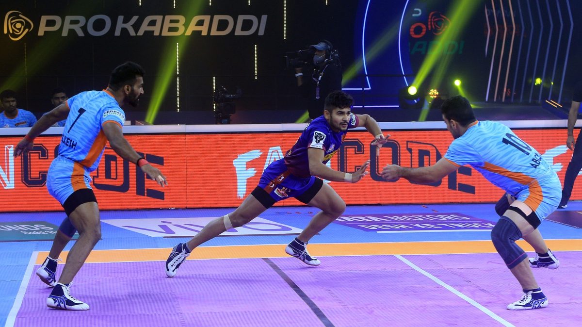 Naveen Kumar of Dabang Delhi K.C. looks to get away from the Bengal Warriors' defenders in Match 19 of VIVO Pro Kabaddi League Season 8