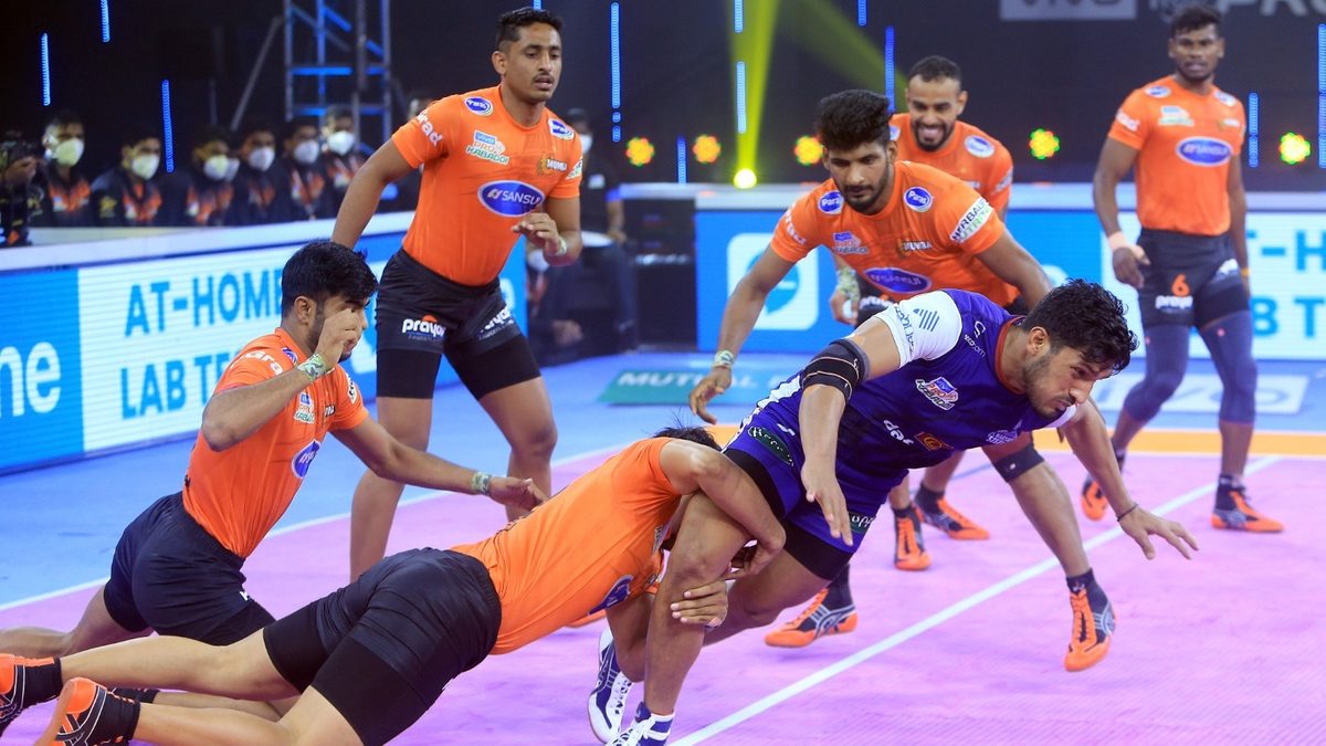 Meetu of Haryana Steelers tries to escape from the U Mumba defenders in Match 113 of VIVO Pro Kabaddi League Season 8