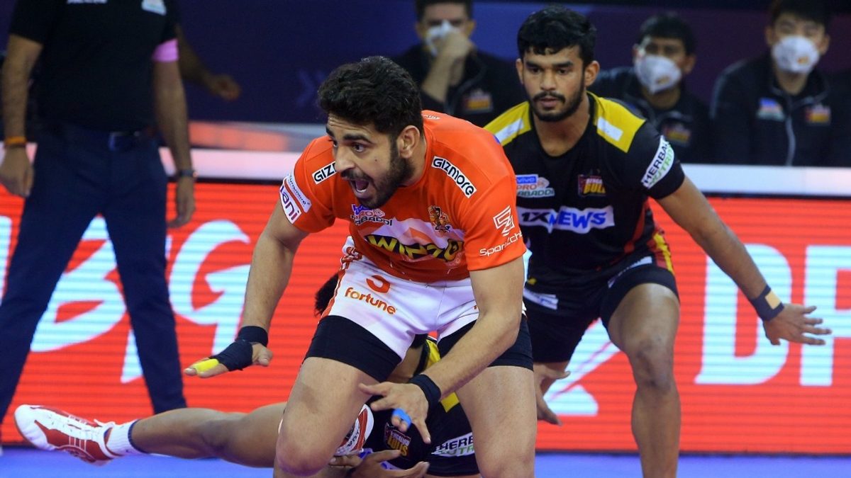 Gujarat Giants' Ajay Kumar tries to run away from the Bengaluru Bulls' defence in Eliminator 2 of VIVO Pro Kabaddi League Season 8